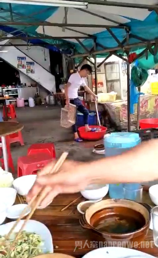 大排档用脚洗菜