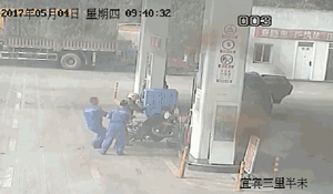 加油站员工救火