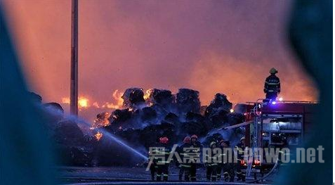 消防官兵扑救