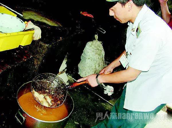 回收作坊提炼老油