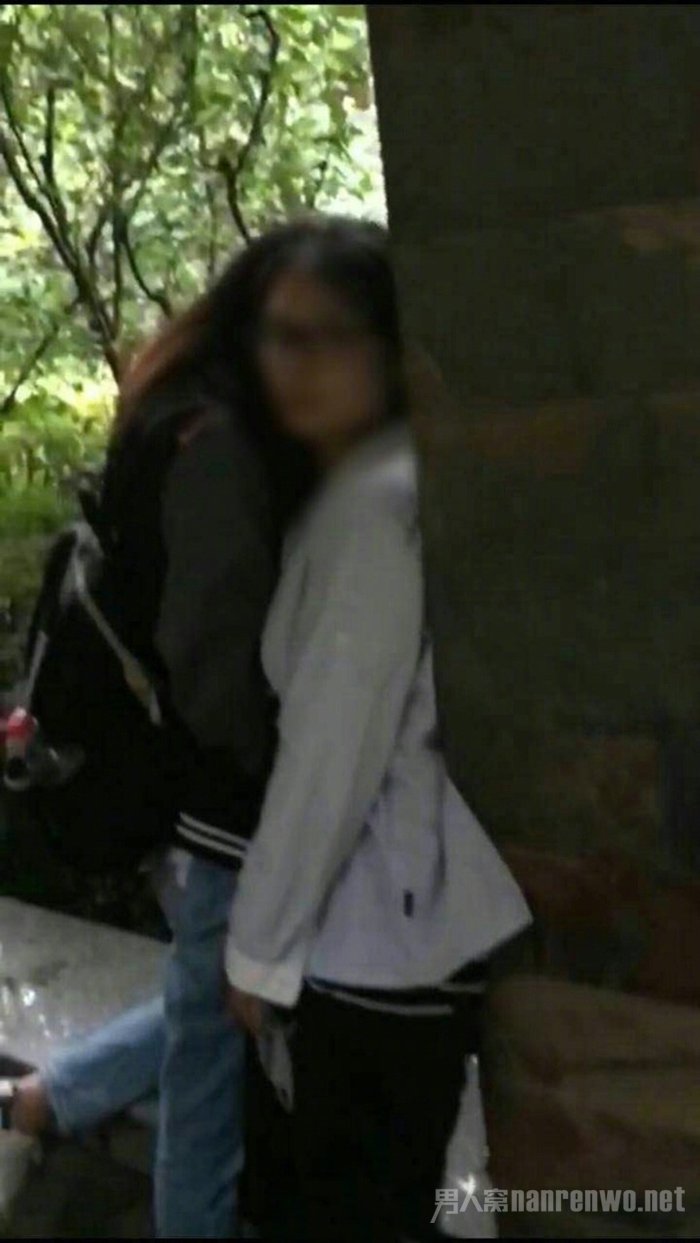 王俊凯粉丝躲避拍摄