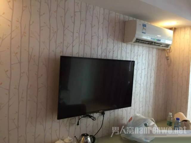情侣入住酒店发现针孔摄像头