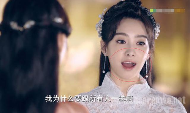 宋茜拍戏嚼口香糖