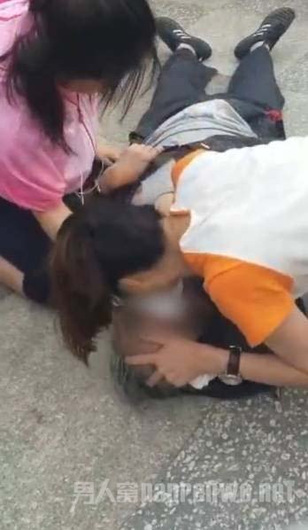 女子为老人做人工呼吸