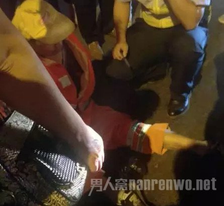 倒地的环卫工人