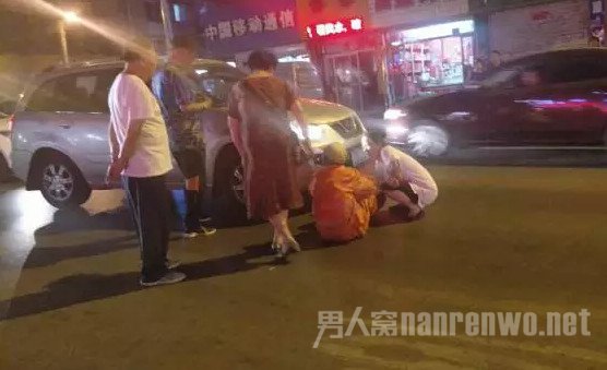 男子侮辱环卫工人