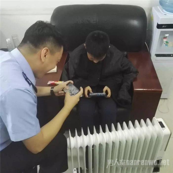 警察上班时间打游戏