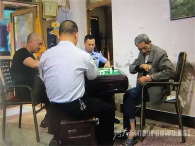 民警执勤时打麻将