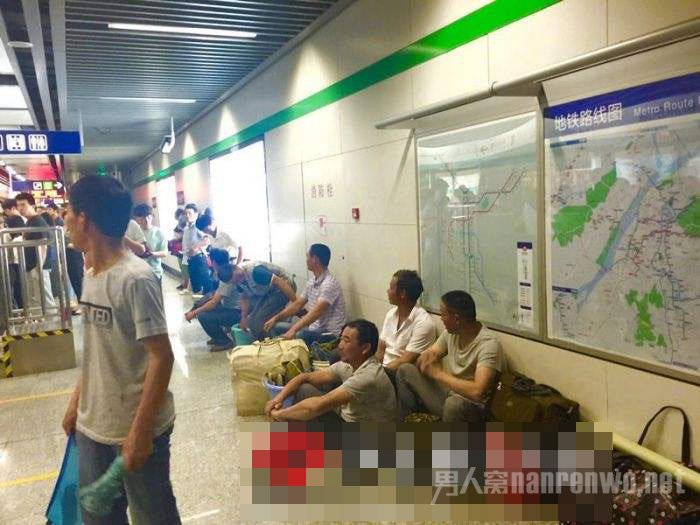 农民工在地铁蹲等2小时