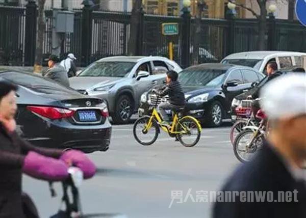 孩子骑共享单车