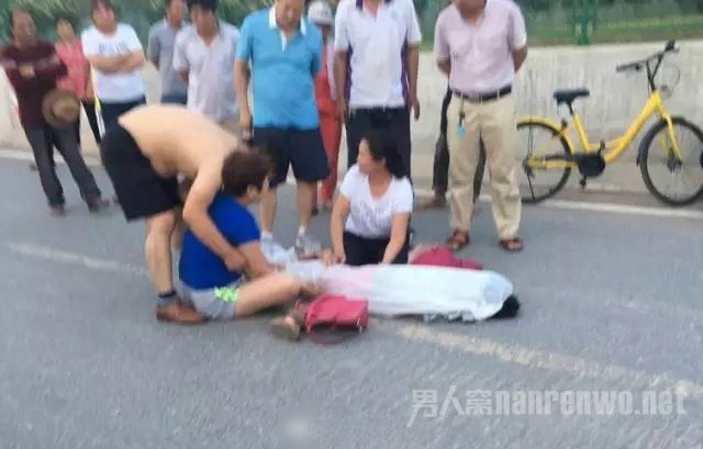 男孩骑共享单车摔倒身亡