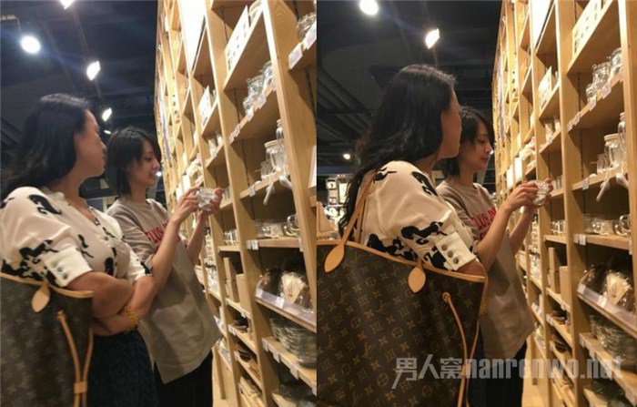 郑爽陪母亲逛街