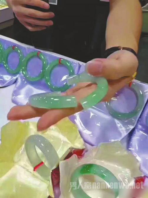 游客摔碎玉镯