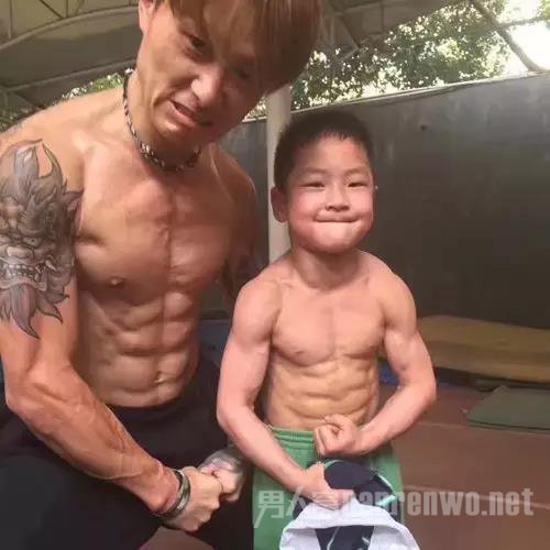 男孩8块腹肌