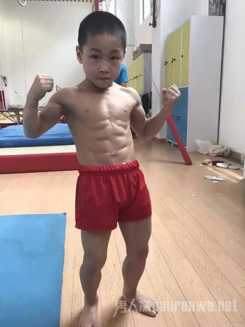 陈忆展示腹肌
