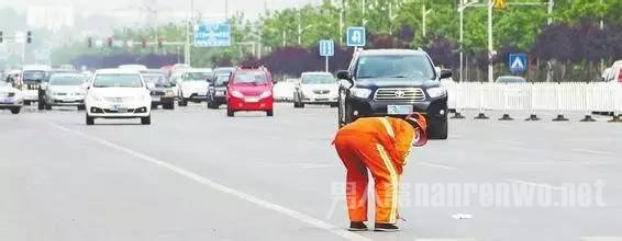 环卫工人公路捡垃圾