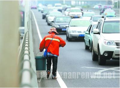 环卫工人公路捡垃圾