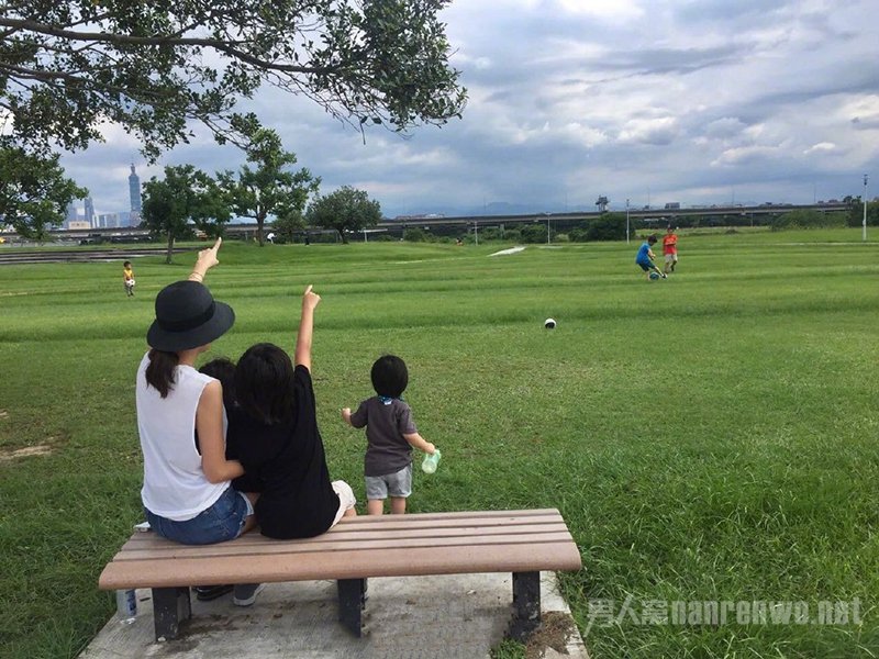 林志颖老婆和孩子的背影