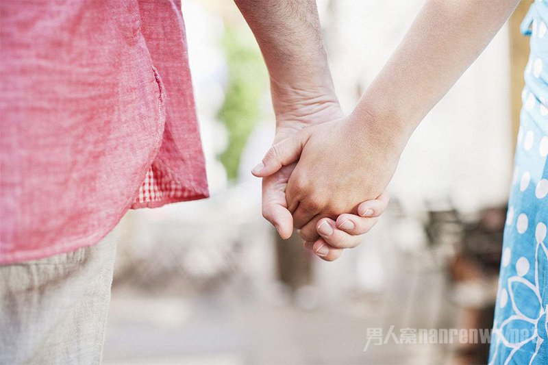 情侣牵手