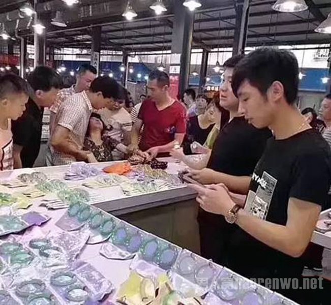 游客打碎30万玉镯