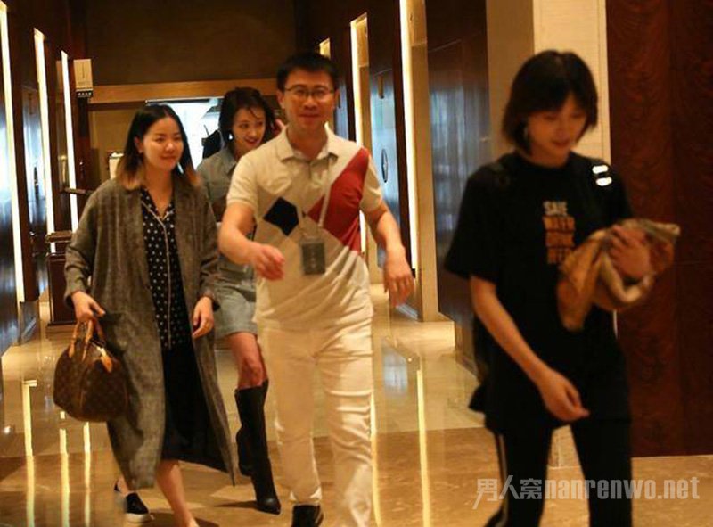 郑爽带替身出席活动