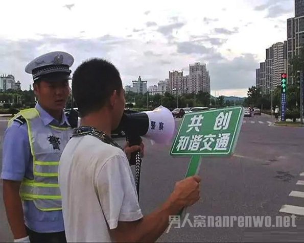 交警现场进行处罚