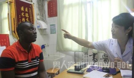 非洲小哥吹空调吹成面瘫