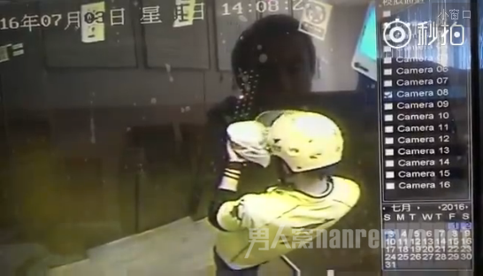美团外卖小哥偷吃配送餐