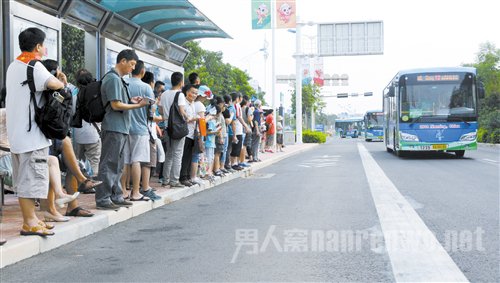 夏季等公交