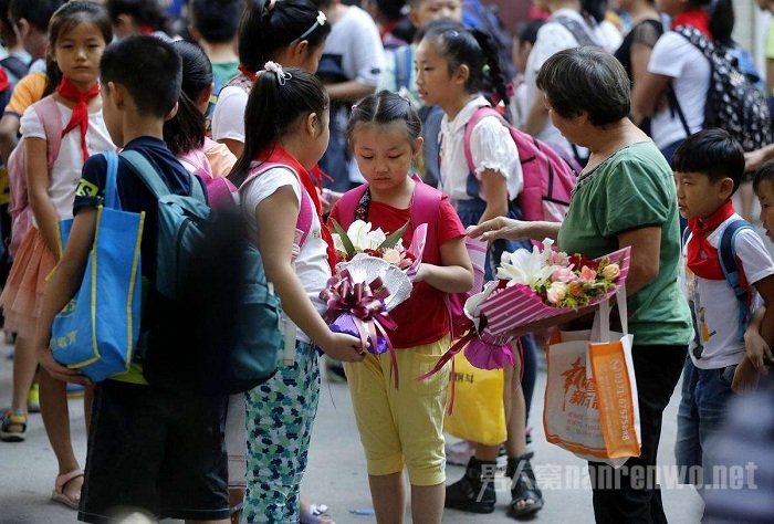 孩子扎推给老师送花