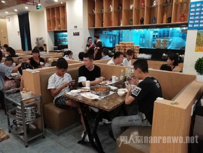 就餐的顾客