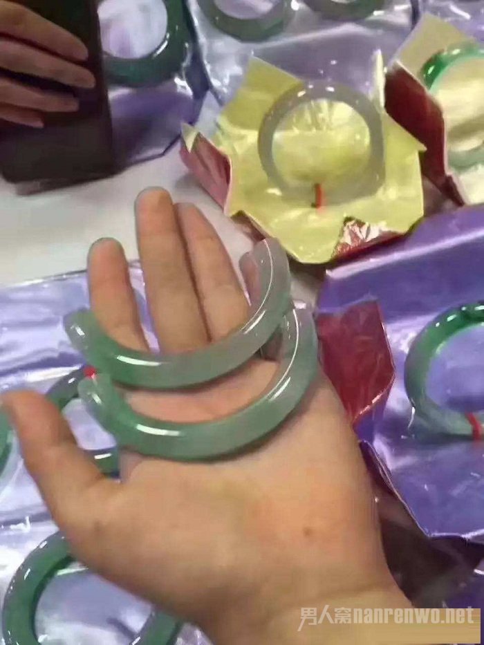 摔断的玉镯
