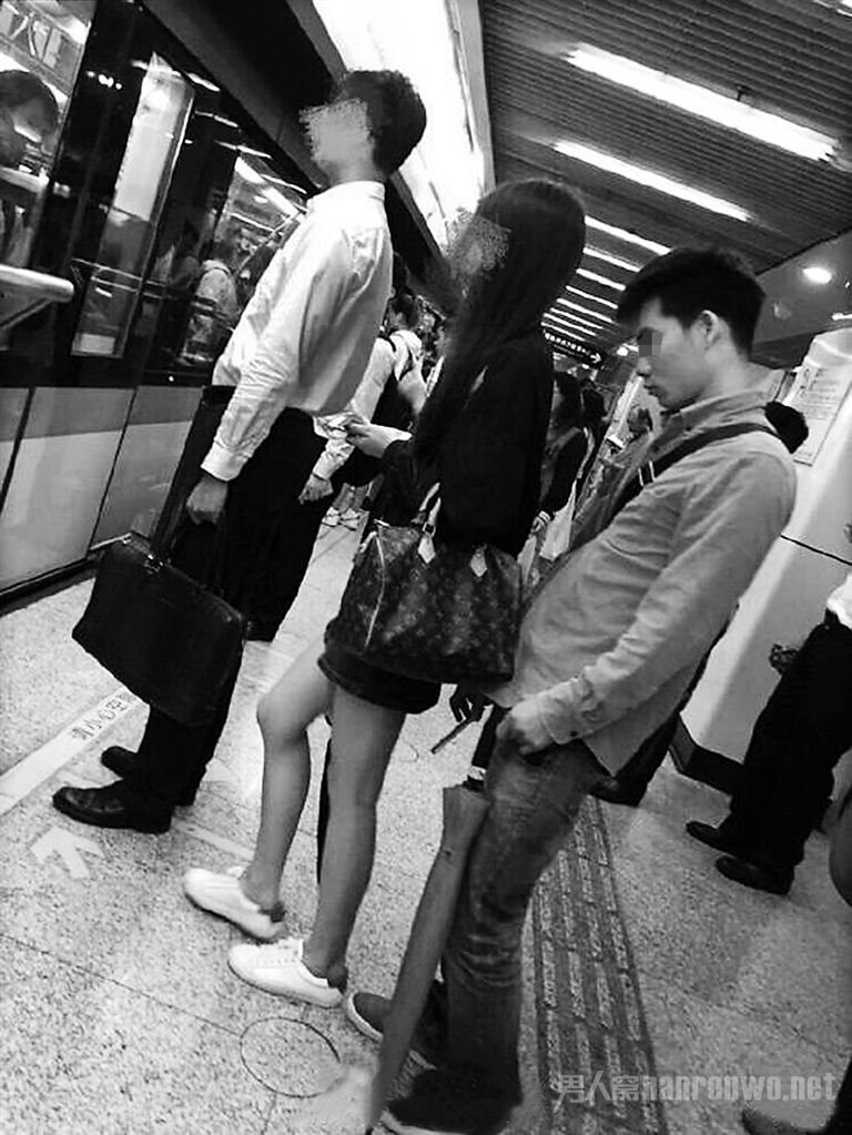 网传男生偷拍女乘客裙底