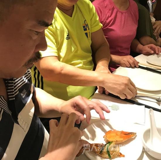 张柏芝为父亲夹菜