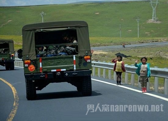 藏族小朋友见军车立正敬礼