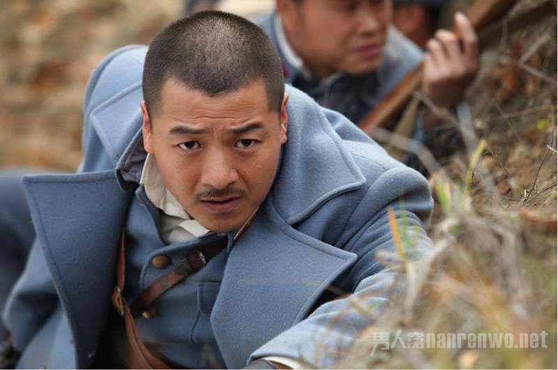齐奎帅气剧照