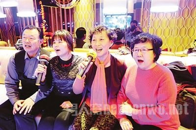 大爷大妈占领KTV下午场