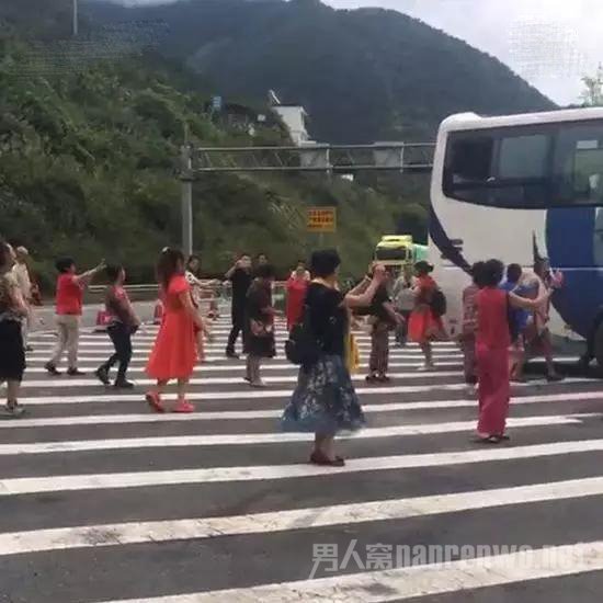 大妈高速跳广场舞