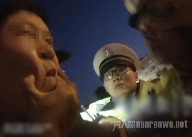 奔驰车主生吞行驶证 