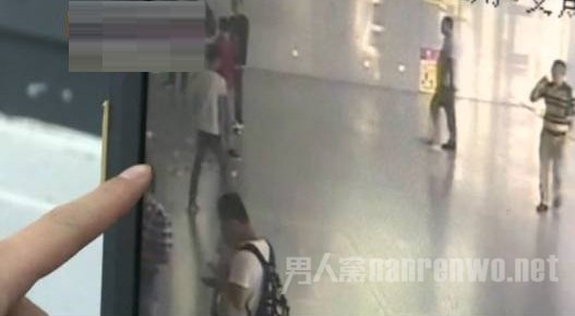 小伙失恋撒人民币