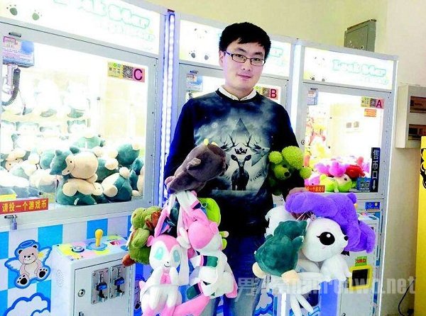 小伙9个月夹3000娃娃