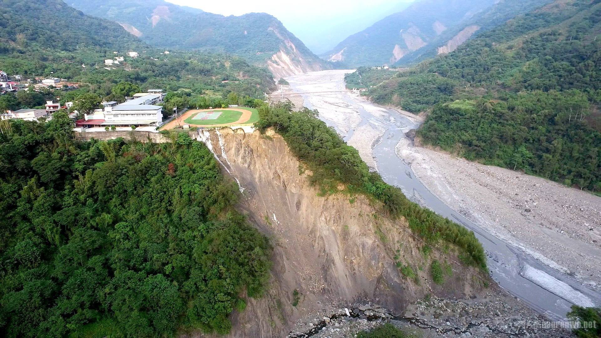 小学操场紧挨悬崖