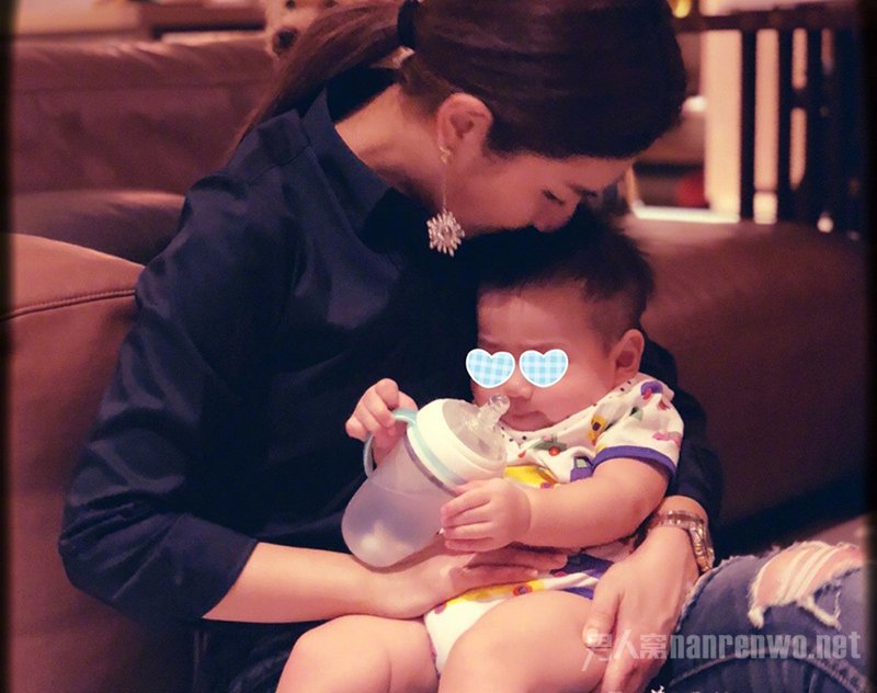 Selina晒Ella儿子萌照