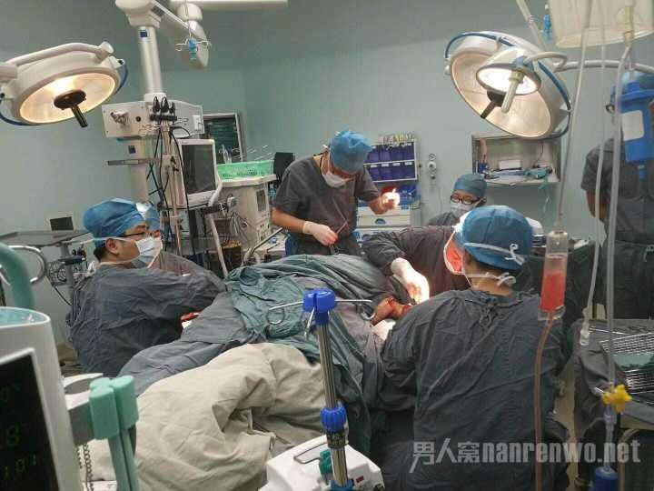 脑外科、手外科、口腔外科、耳鼻喉科同步手术中