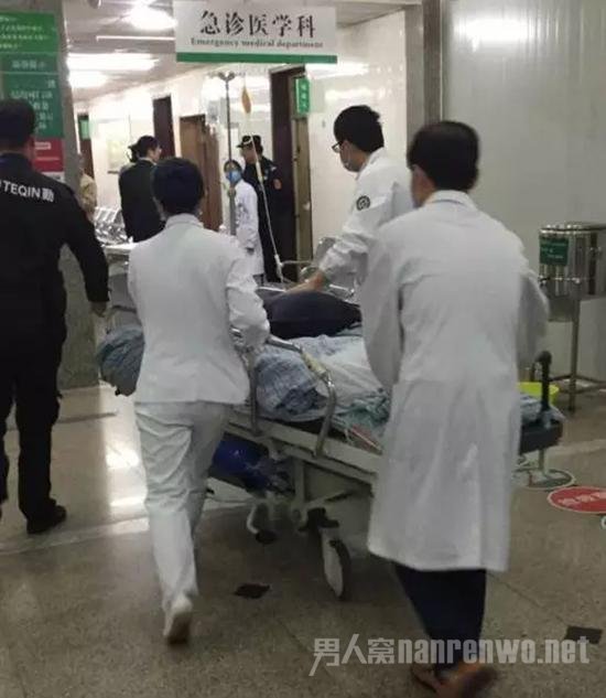 男孩被紧急送往手术室