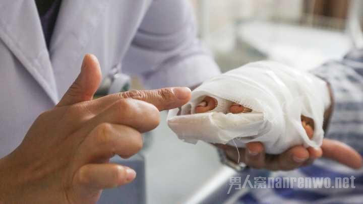 男孩的部分手指逐渐会缓慢运动了