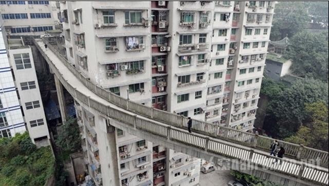 跨越13楼层高的天桥