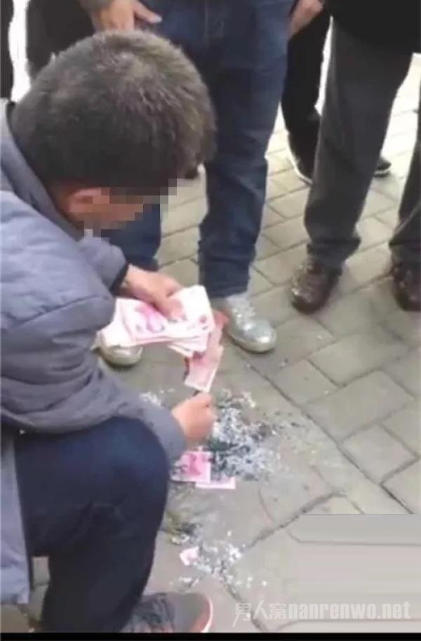 男子当街烧毁万元人民币