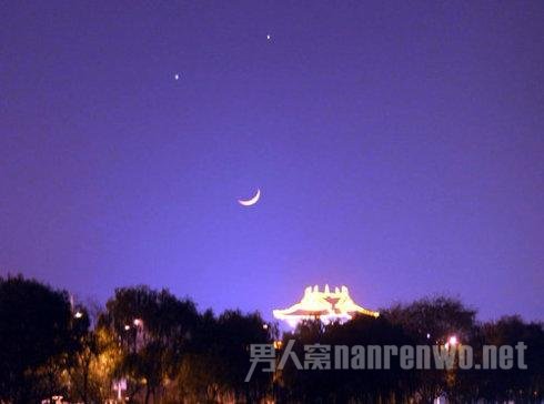 双星伴月奇观