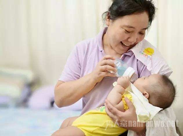 “金牌月嫂”狂甩女婴
